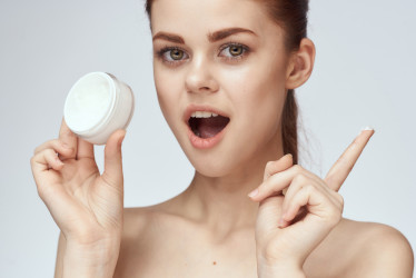 Najčastejšie komedogénne zložky v kozmetike – na ktoré si dávať pozor a kedy?