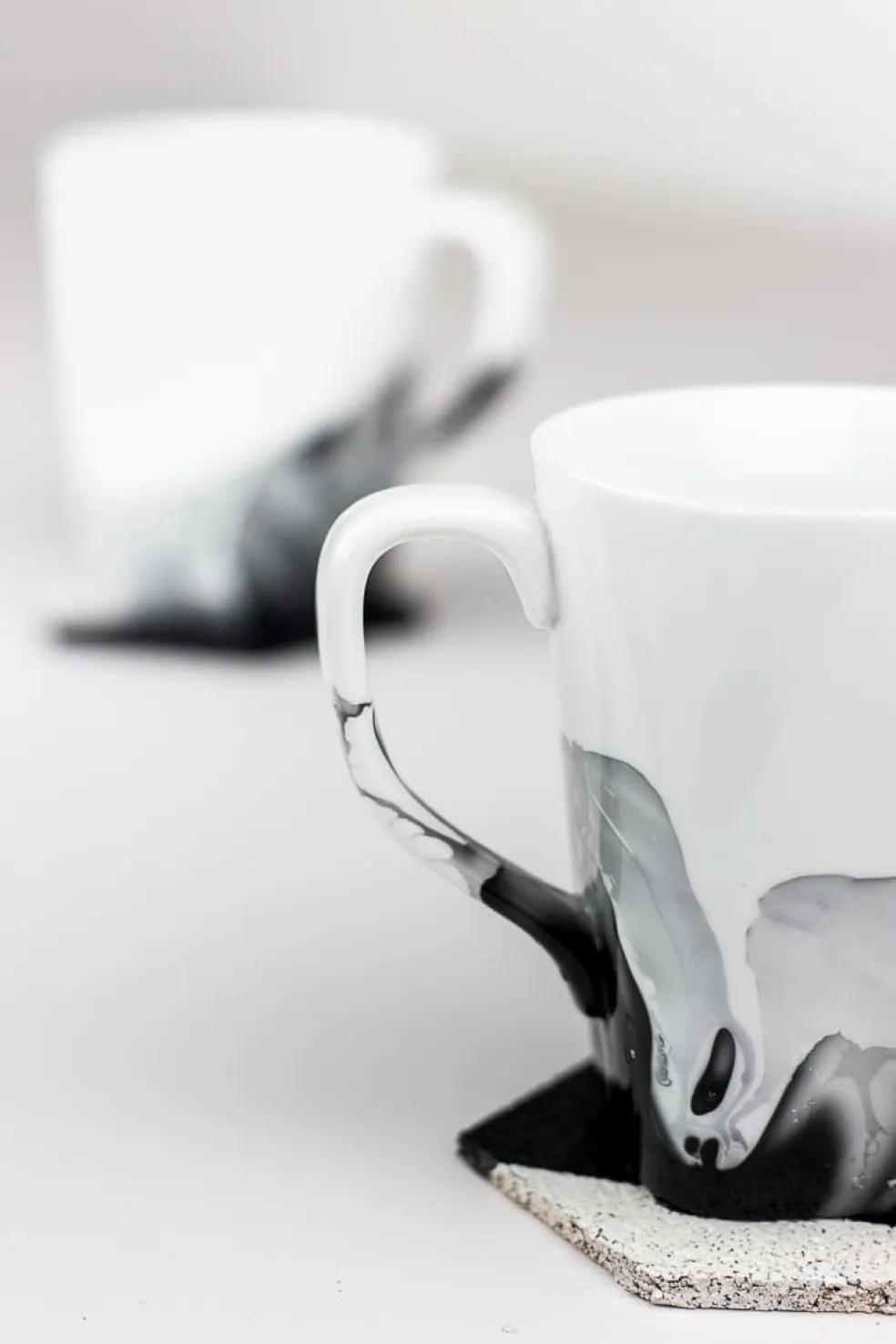 hrnčeky zdobené lakmi na nechty