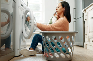 Neviditeľná práca v domácnosti: Prečo ženy stále nesú väčšiu časť bremena?