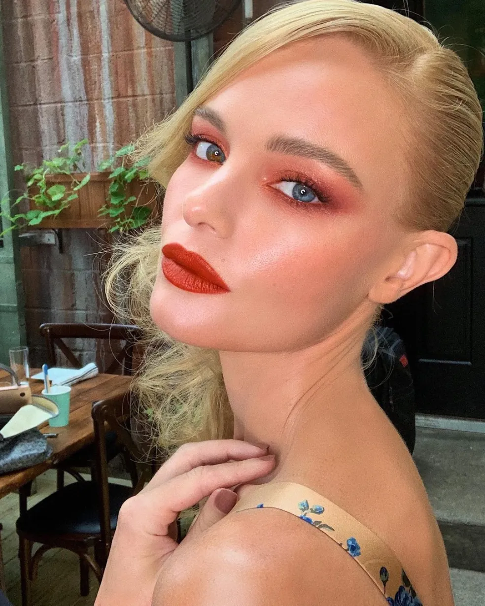 červené očné tiene