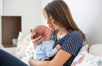 Vlasy po pôrode: Prečo vypadávajú a ako ich reštartovať bez paniky?