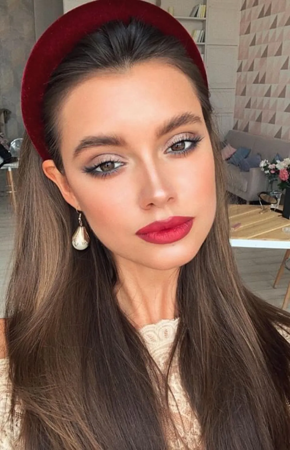 Veľká bordová čelenka