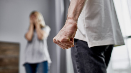 Takmer každý druhý Slovák si myslí, že za násilie páchané na ženách sú čiastočne zodpovedné aj samotné ženy