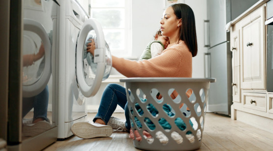 Neviditeľná práca v domácnosti: Prečo ženy stále nesú väčšiu časť bremena?