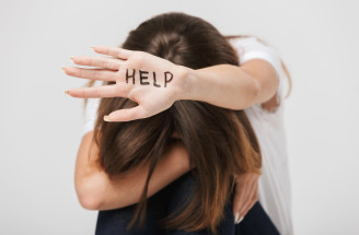 Pozeráš sa okolo seba? Sociálny experiment ukázal, že tiché signály o pomoc prehliadame