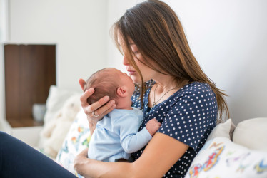 Vlasy po pôrode: Prečo vypadávajú a ako ich reštartovať bez paniky?