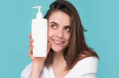 Najlepšie zložky v kozmetike proti vypadávaniu vlasov – čo hľadať v šampónoch či tonikách?