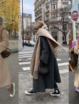 Kabáty a šály: Ako ich kombinovať počas sychravých novembrových dní?