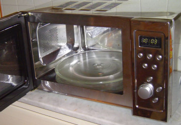 Ako vyčistiť mikrovlnku lacno a jednoducho?