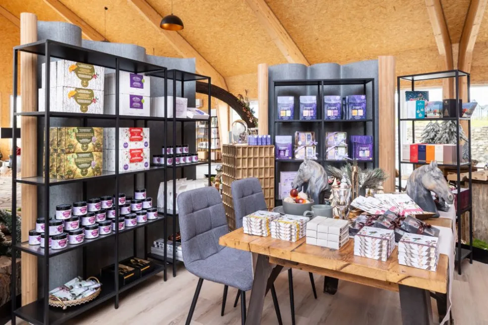 Predajňa Molecules of Life v levandulovom údolí