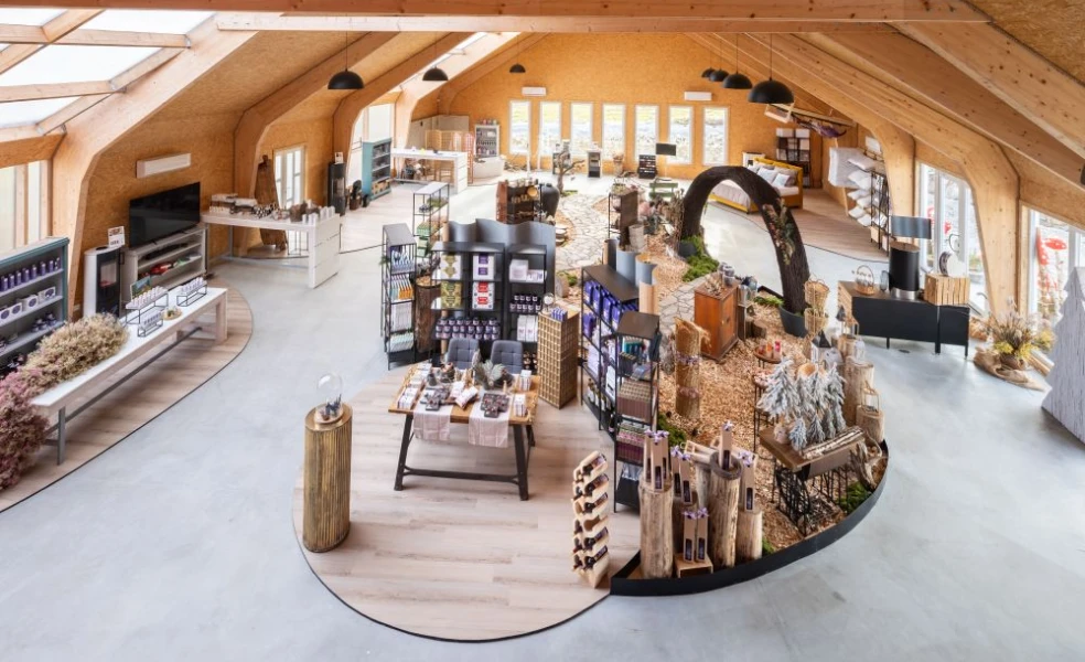 Interiér Longevity & Wellbeing predajne Molecules of Life v Levanduľovom údolí s prírodným dizajnom