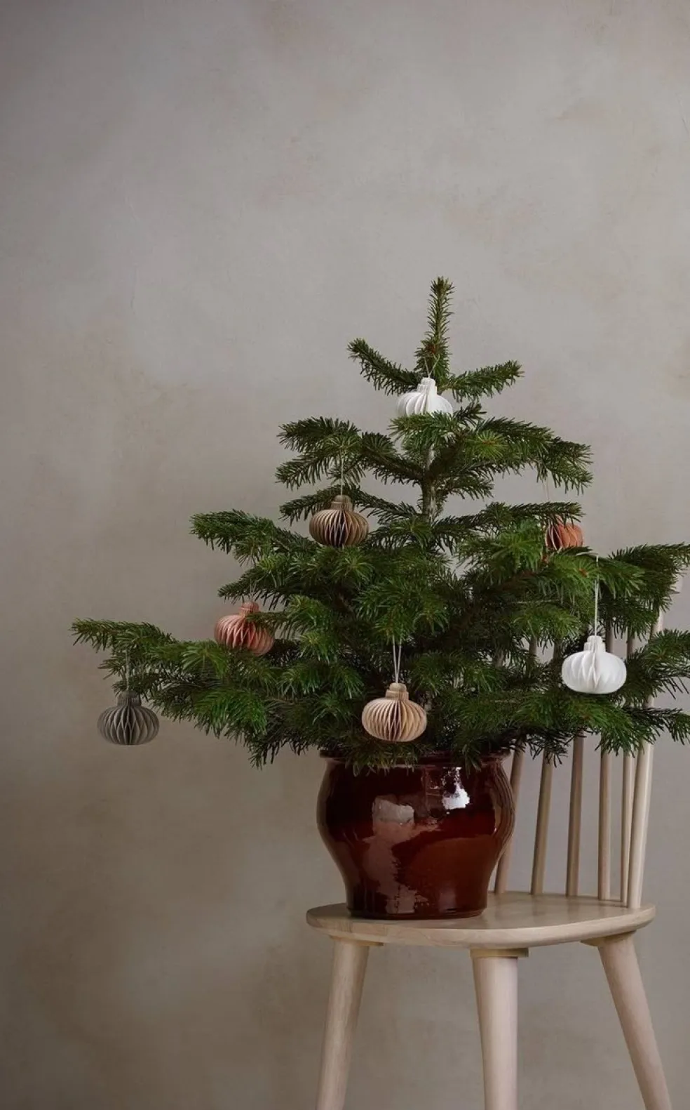 ako ozdobiť minimalistický vianočný stromček