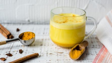 Recept na kurkumové latte (zlaté mlieko), ktoré je dopingom pre imunitu