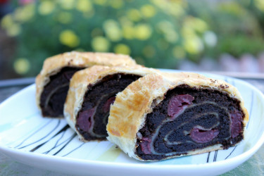 Recept: Šťavnatá maková štrúdľa plná višní z lístkového cesta