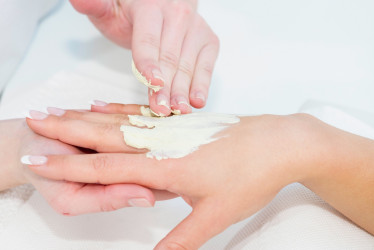 Domáca kúra pre ruky: Zbaví pigmentových škvŕn aj stvrdnutej kože