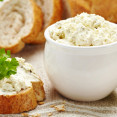 Jednoduchá cesnaková pomazánka na chlebík i jednohubky
