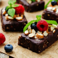 Hrnčekové nepečené brownies s mandľami a datľami: Raw maškrta aj pre vegánov!