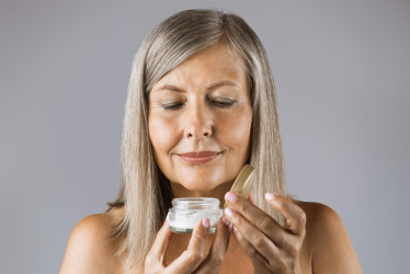 Pleťový krém na zrelú pleť – ako vybrať ten správny, aby bola pleť spokojná?