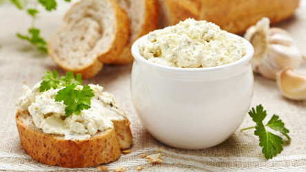 Jednoduchá cesnaková pomazánka na chlebík i jednohubky