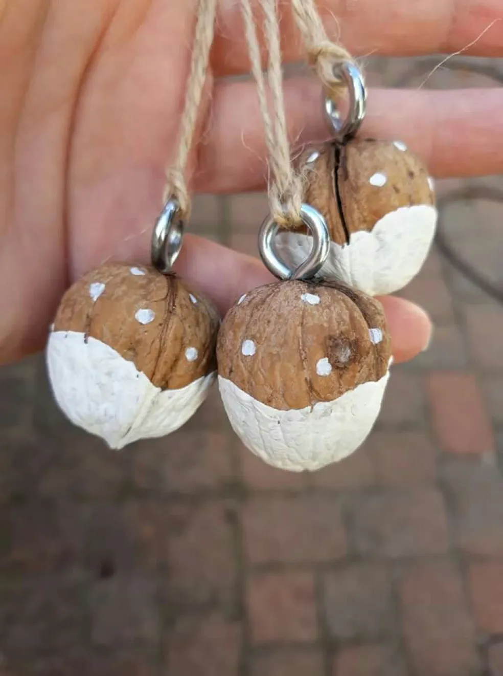 ako vyrobiť vianočné ozdoby z orechov