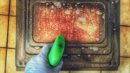 TOP trik ako vyčistiť rúru: Ide to aj bez námahy a celkom rýchlo!