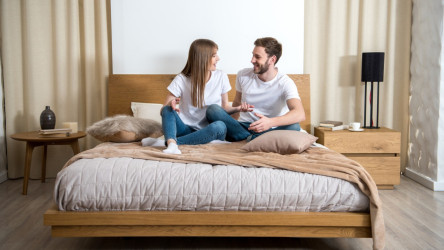 Spálňa by mala byť miestom oddychu. Preto tieto 3 veci v nej nemajú mať svoje miesto!