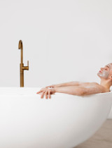 Naozaj stačí 20 minút vo vani? Tento jediný rituál má účinky, o ktorých sa roky mlčalo