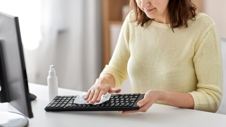 Ako vyčistiť klávesnicu počítača? Poznáš tieto triky?