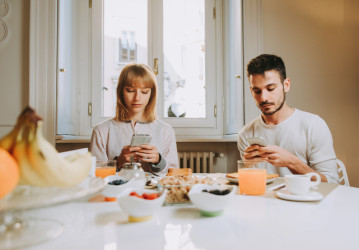 Nedostatok intimity – problém dnešných vzťahov. Prečo je ťažké byť v skutočnom kontakte?