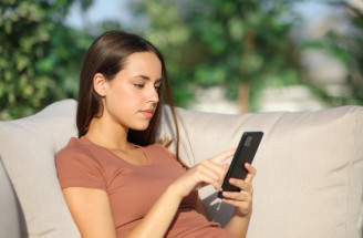 Prečo niekedy na správy neodpovieme hneď: Čo sa deje v mozgu a prečo si treba dať čas?