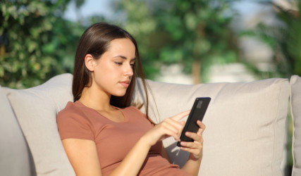 Prečo niekedy na správy neodpovieme hneď: Čo sa deje v mozgu a prečo si treba dať čas?