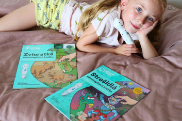 Najlepšia zábava pre všetky deti nielen cez prázdniny? No predsa samolepková knižka!