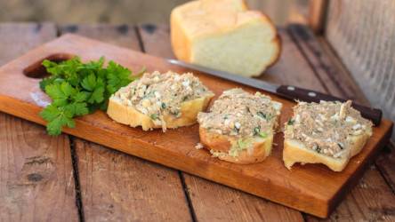 Rýchla tuniakova nátierka s vajíčkom: Jemná pomazánka na chlebík