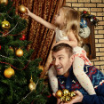 Zdobenie vianočného stromčeka krok za krokom: Ako to robia profíci?