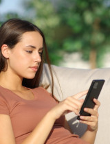 Prečo niekedy na správy neodpovieme hneď: Čo sa deje v mozgu a prečo si treba dať čas?