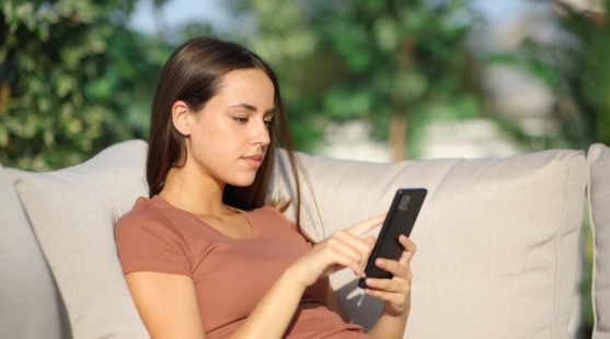 Prečo niekedy na správy neodpovieme hneď: Čo sa deje v mozgu a prečo si treba dať čas?