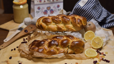 Citrónová vianočka so sušenou papájou, ananásom a brusnicami