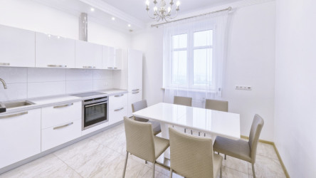 Ako vyčistiť lesklú kuchynskú linku? Pozor na chémiu i domáce prípravky!