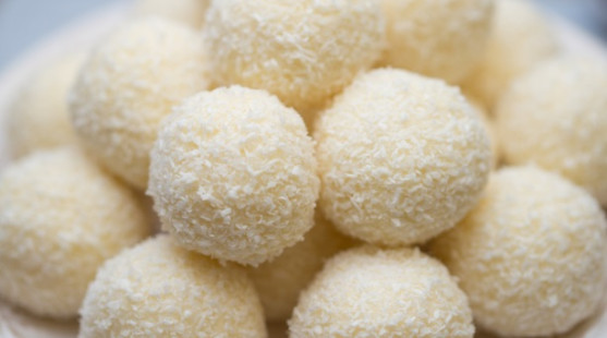 Recept na domáce Raffaello guličky: Sladká pochúťka plná kokosu a mandlí