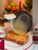 Dokonalé vianočné raňajky do postele: Opekaná vianočka s karamelom, jablkami a ricottou