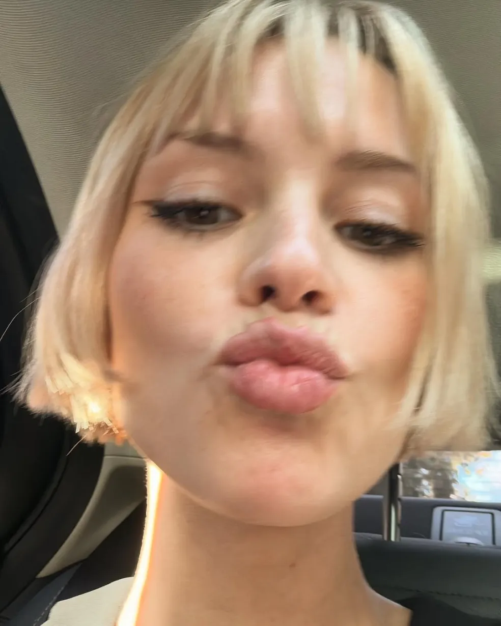 jemne prestrihaná ofina