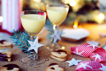 Vaječný likér s medom: Domáci recept na hrejivý sviatočný nápoj