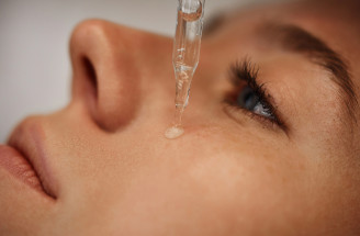 Štípanie pleti po aplikácii kozmetiky: Kedy si pleť len zvyká a kedy je to problém?