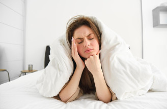 Spíte menej než 6 hodín? Vaša imunita aj črevá za to potichu platia vysokú cenu