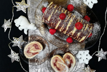 Recept: Roláda s čokoládovým krémom a jahodami – jej chuť ťa dostane!