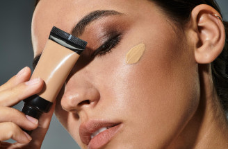 Ako správne nanášať make-up: Použiť prsty, hubky či štetec?