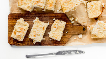 RECEPT: Tvarohový raňajkový koláčik pre všetkých maškrtníkov