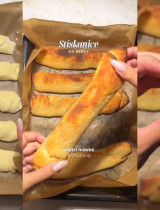 Recept na stískanice – pečené tyčinky zo zemiakového cesta s kyslou smotanou