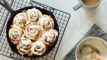 Škoricové osie hniezda (cinnamon rolls) s polevou: Kysnutá domáca pochúťka