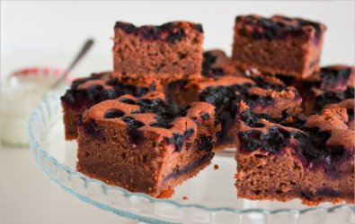 Recept: Jogurtovo-čokoládový koláč s čučoriedkami